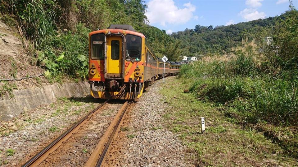 台鐵平溪線4816次列車出軌　250名乘客平安