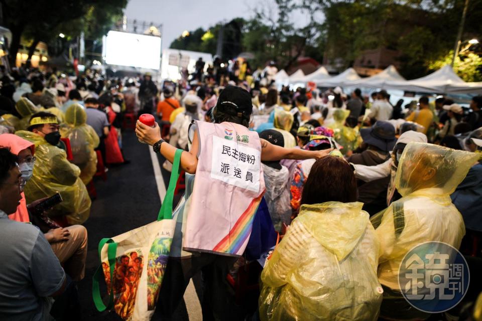 立法院國會改革五法稍早三讀通過，而立法院外持續有民眾聚集抗議。