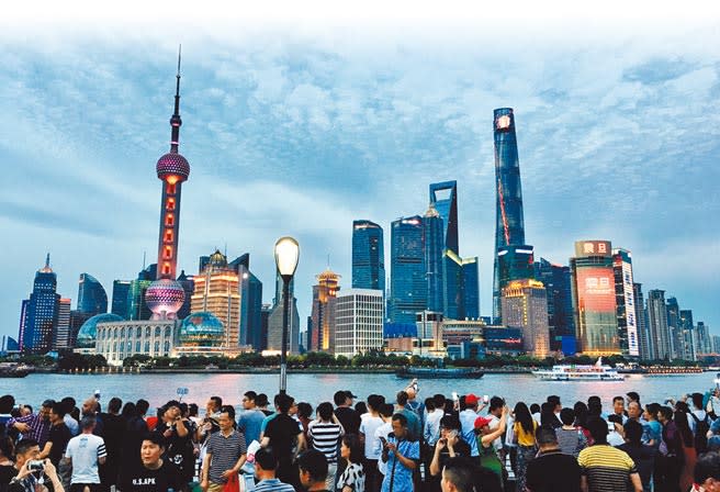 上海浦東新區將打造為全球人民幣離岸金融中心。圖為上海浦東夜景，吸引遊人如織。（王銘義攝）