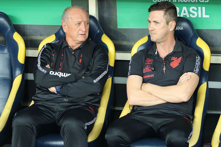 Luiz Felipe Scolari, el legendario entrenador, junto a Paulo Turra su asistente principal y posible sucesor https://www.athletico.com.br/