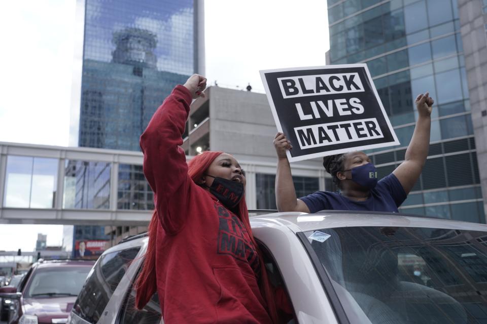 Algunas personas celebran el martes 20 de abril de 2021, en Minneapolis, Minnesota, luego de que se dio a conocer que el ex agente de policía de Minneapolis Derek Chauvin fue declarado culpable de tres cargos de homicidio por la muerte de George Floyd. (AP Foto/Morry Gash)