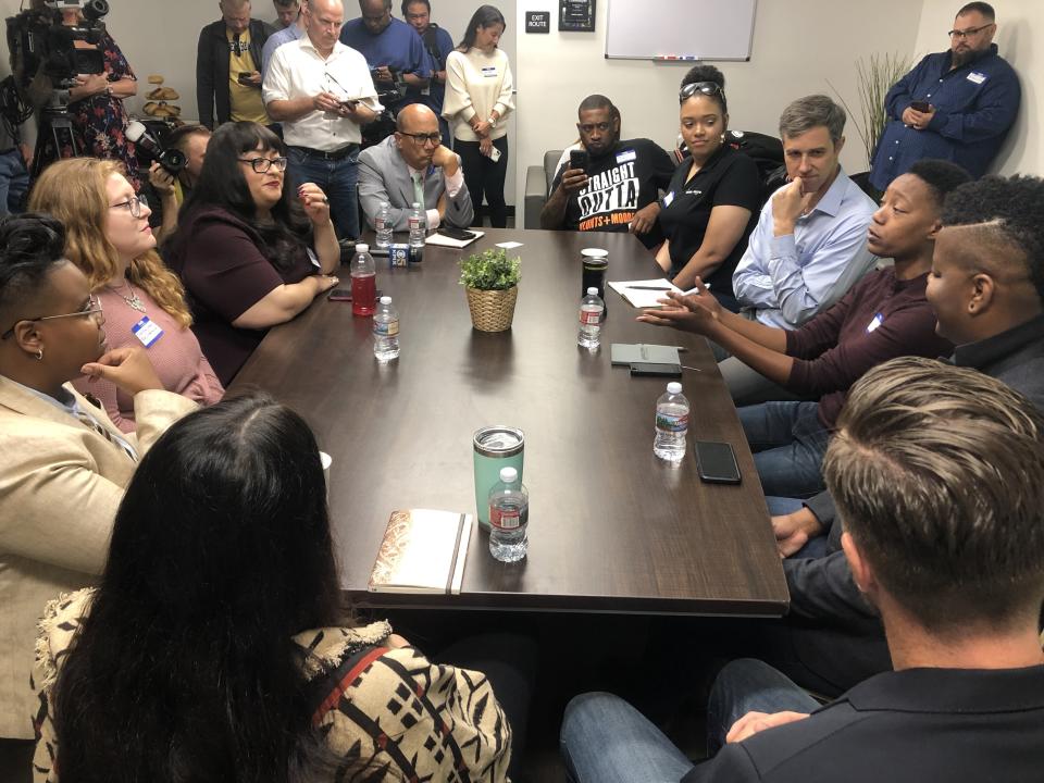 Beto O'Rourke (fourth from right) listens at the roundtable discussion he held Thursday in Oakland, California on issues surrounding his plan to legalize marijuana nationwide. (Photo: Sarah Ruiz-Grossman/HuffPost)