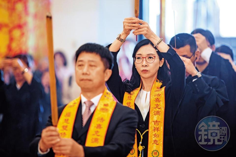 國寶集團旗下的北海福座舉辦彌陀聖像開光大典，總裁朱國榮的女密友林桂馨也虔誠上香致意。