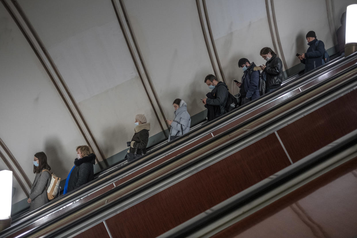 Periodistas de TV Rain, canal ruso independiente que se vio obligado a cerrar en marzo, acompañados de familiares y un amigo tras huir a Estambul. (Sergey Ponomarev/The New York Times)