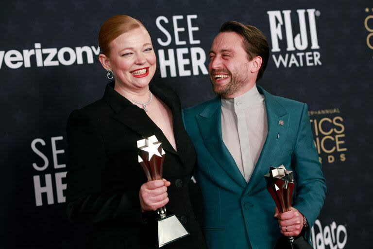 Sarah Snook y Kieran Culkin, con los galardones que se llevaron en los Critics Choice Awards 2024