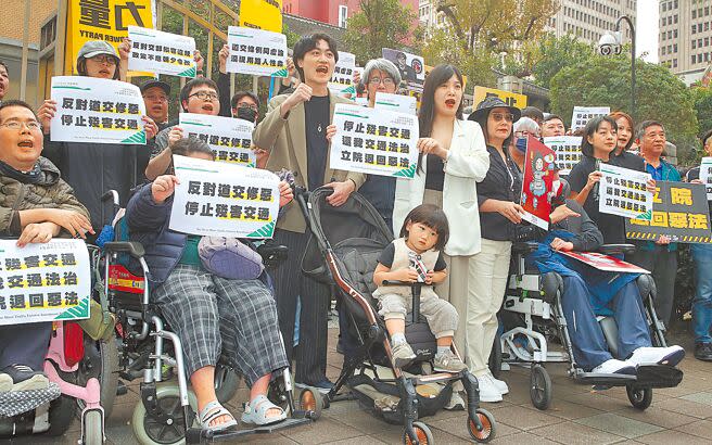 行人零死亡推動聯盟等路權團體17日在台北、桃園、新竹、台中、雲林、高雄、台南7個縣市大馬路口展開快閃抗議行動，參與民眾穿著黑衣、舉標語、喊口號，表達「反對道交法修惡」及「還我安全用路環境」等訴求。（劉宗龍攝）