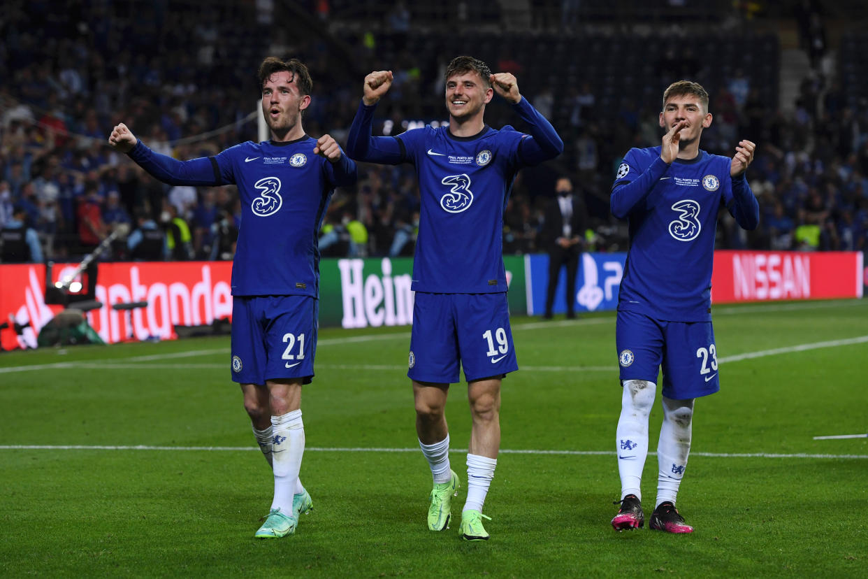 PORTO, PORTUGAL - MAY 29: (L - R) Ben Chilwell, Mason Mount and Billy Gilmour of Chelsea celebrate winning the Champions League following the UEFA Champions League Final between Manchester City and Chelsea FC at Estadio do Dragao on May 29, 2021 in Porto, Portugal. (Photo by Alex Caparros - UEFA/UEFA via Getty Images)