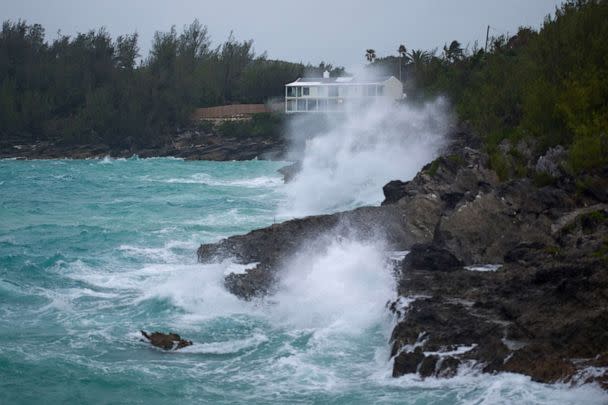 PHOTO: Increasing wind pushes waves towards the south shore before the arrival of Hurricane Fiona in Bermuda, Sept. 22, 2022.  (Nicola Muirhead/Reuters)