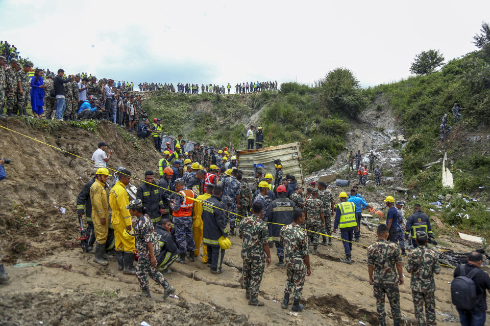 Personal del ejército de Nepal acordonan el lugar donde se estrelló un avión, en el Aeropuerto Internacional Tribhuvan International, en Katmandú, Nepal, el 24 de julio de 2024. (AP Foto/Sujan Gurung)