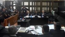 Guatemalan ex-president Otto Perez (R) speaks with his lawyer Cesar Calderon (C) during a hearing at the Supreme Court in Guatemala City on September 4, 2015