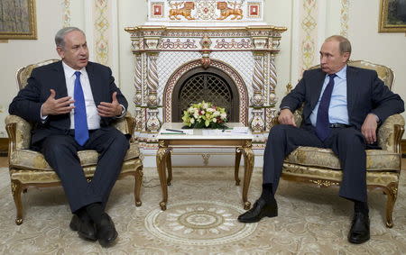 Israeli Prime Minister Benjamin Netanyahu (L) speaks with Russian President Vladimir Putin during their meeting at the Novo-Ogaryovo state residence outside Moscow, Russia, September 21, 2015. REUTERS/Ivan Sekretarev/Pool