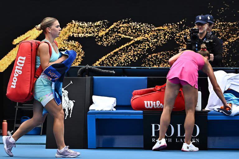 La rusa Maria Timofeeva deja la cancha luego de su derrota frente a Marta Kostyuk, ocupada en acomodar sus elementos