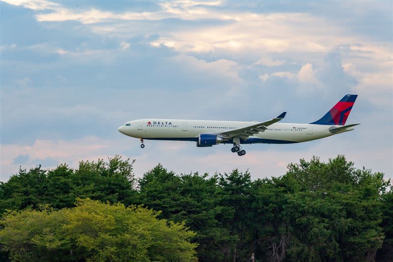 達美航空一架波音767型客機，26日上午起飛後半小時，竟發生救生滑梯脫落意外，不斷發出聲響、機身抖動，機師緊急折返降落。(示意圖／pixabay)