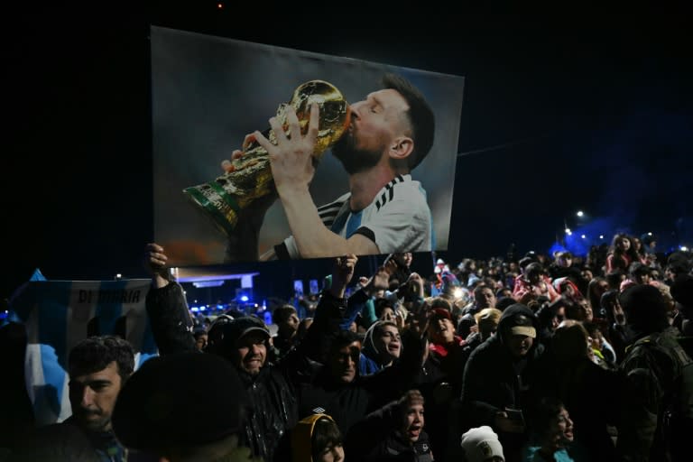 Aficionados reciben en Buenos Aires a la selección argentina de fútbol, tras la conquista en Miami ante Colombia de la Copa América (Luis ROBAYO)