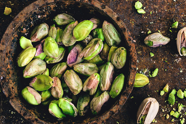 <p>Les pistaches sont très caloriques (560 kcal/100g). Cependant, elles contiennent également des antioxydants et peuvent aider à réguler des maladies comme le diabète.<br> Crédit photo : Getty Images </p>