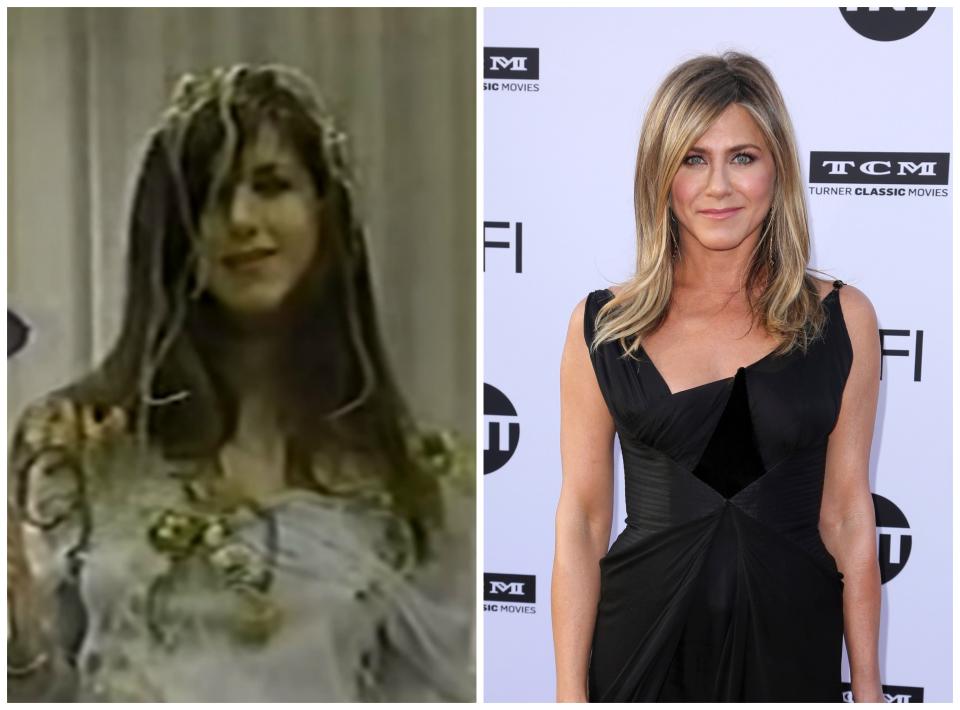 <p>La compañera de Courteney Cox en ‘Friends’ (1994-2004), Jennifer Aniston, debutó en televisión en 1990 en ‘Molloy’ (1990), una comedia que curiosamente estaba protagonizada por Mayim Bialik. Es probable que no lo recuerdes y ella quizá ha preferido olvidarlo, ya que una de sus primeras apariciones fue de esta guisa con la cabeza cubierta de espaguetis. (Foto: Fox / Willy Sanjuan / Invision / AP). </p>