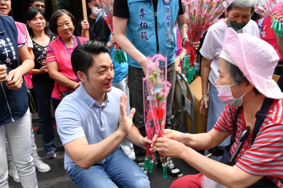 台北市長蔣萬安在母親節前夕前往景美市場發送康乃馨。（圖／台北市政府提供）