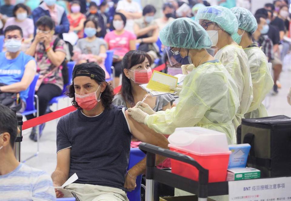 今起BNT疫苗開放30歲壯年族群進行預約，莊人祥表示，目前已有86萬人完成預約；圖為15日BNT疫苗開打，民眾到台北市花博接種站施打。（張鎧乙攝）