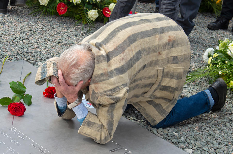 <p>Der Buchenwald-Überlebende Alexander Bytschok trauert während der Zeremonie zum 73. Jahrestag der Befreiung des Konzentrationslagers. Der 1925 geborene Ukrainer trägt zum Gedenken jedes Mal, wenn er nach Buchenwald zurückkehrt, seine alte Insassen-Uniform. (Bild: AP Photo) </p>