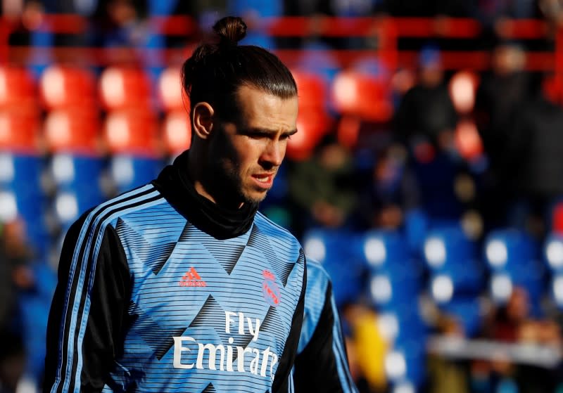 FOTO DE ARCHIVO: Gareth Bale durante un precalentamiento de Real Madrid previo al choque ante Getafe.