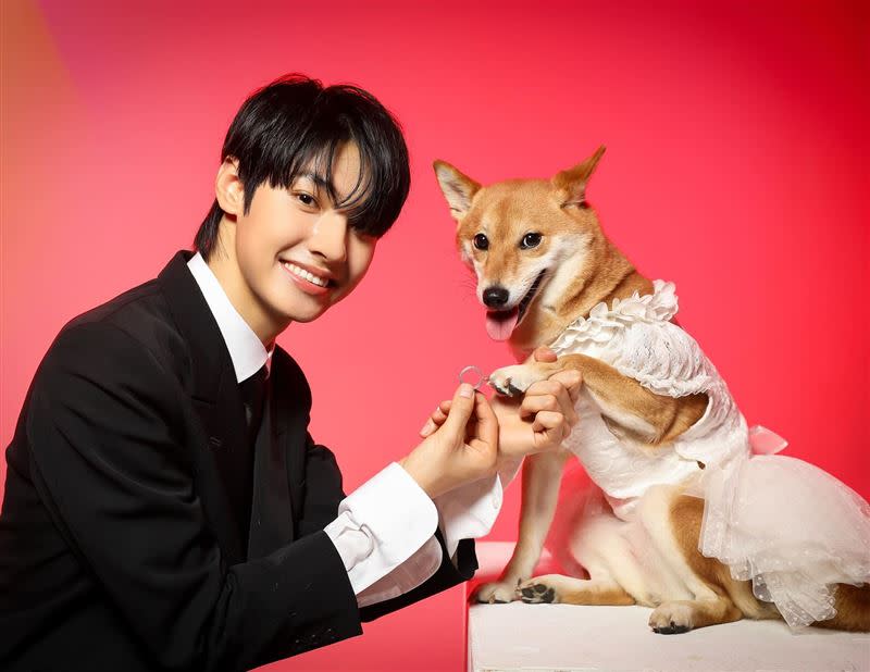 GUNO王君豪跟愛犬感情很好。（圖／翻攝臉書）