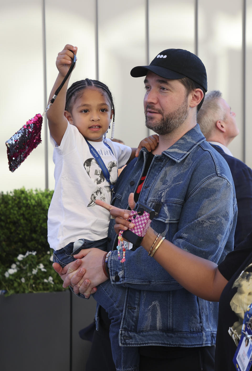 NEW YORK, NY - SEPTEMBER 1: Serena Williams' husband Alexis Ohanian at the USTA Billie Jean King National Tennis Center on September 1 Holding their daughter Alexis Olympia Ohanian Jr during Day 4 of the 2022 US Open, the fourth Grand Slam of the season, in Queens, New York City, 2022 District held.  (Photo: Jean Catuffe/GC Images)