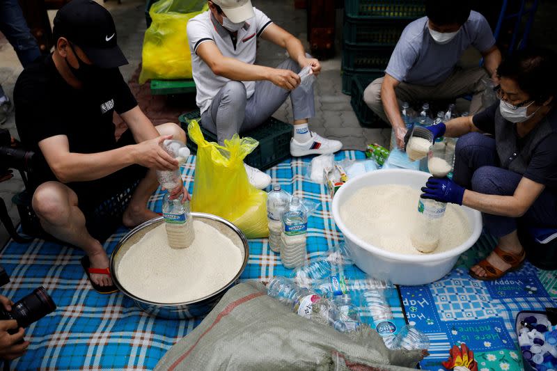 FOTO DE ARCHIVO. Miembros del grupo de desertores norcoreanos Kuensaem llenan botellas de plástico vacías con arroz y máscaras, durante los preparativos para un evento para enviar las botellas hacia el Norte, en Seúl, Corea del Sur,