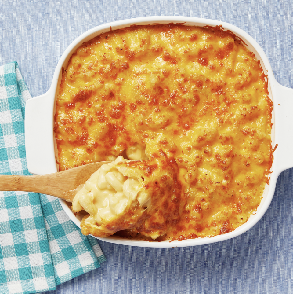 macaroni and cheese with wooden spoon