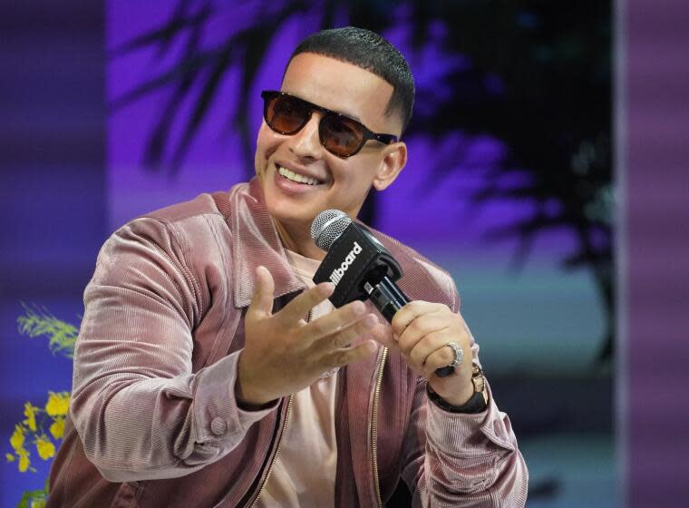 ARCHIVO - El cantante puertorriqueño Daddy Yankee habla durante una conerencia de la Semana Billboard de la Música Latina el 22 de septiembre de 2021 en Miami Beach, Florida. El astro del reggaetón anunció el domingo 20 de marzo de 2022 que se retirará de la música tras el lanzamiento de su primer álbum en 10 años, "Legendaddy", y la gira de despedida "La última vuelta". (AP Foto/Wilfredo Lee, archivo)