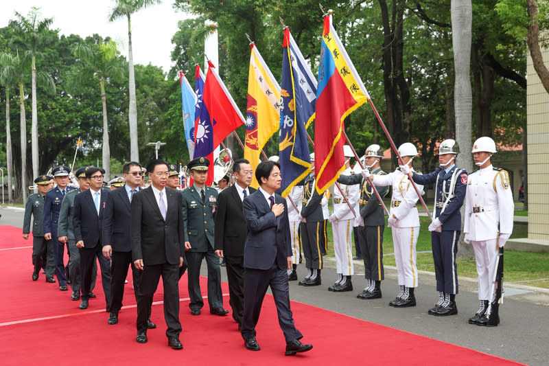 黃埔百年校慶活動  賴總統親自閱兵（1） 今年適逢黃埔軍校建校百年，位於高雄鳳山、承襲黃 埔軍校傳統的陸軍官校今年擴大舉辦校慶活動，由總 統賴清德（前中）親自閱兵。 中央社記者吳家昇攝  113年6月16日 