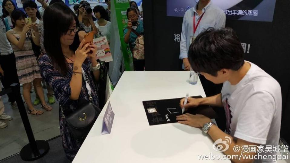 《奇奇怪怪》作家吳城垈到中國舉辦簽名會，吸引許多當地漫迷捧場。（翻攝自吳城垈微博）