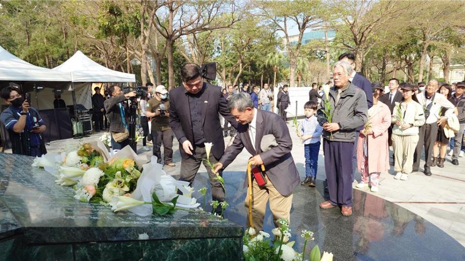 數十名二二八受難者家屬於「二二八事件77周年追思紀念儀式」中排隊獻花。（任義宇攝）