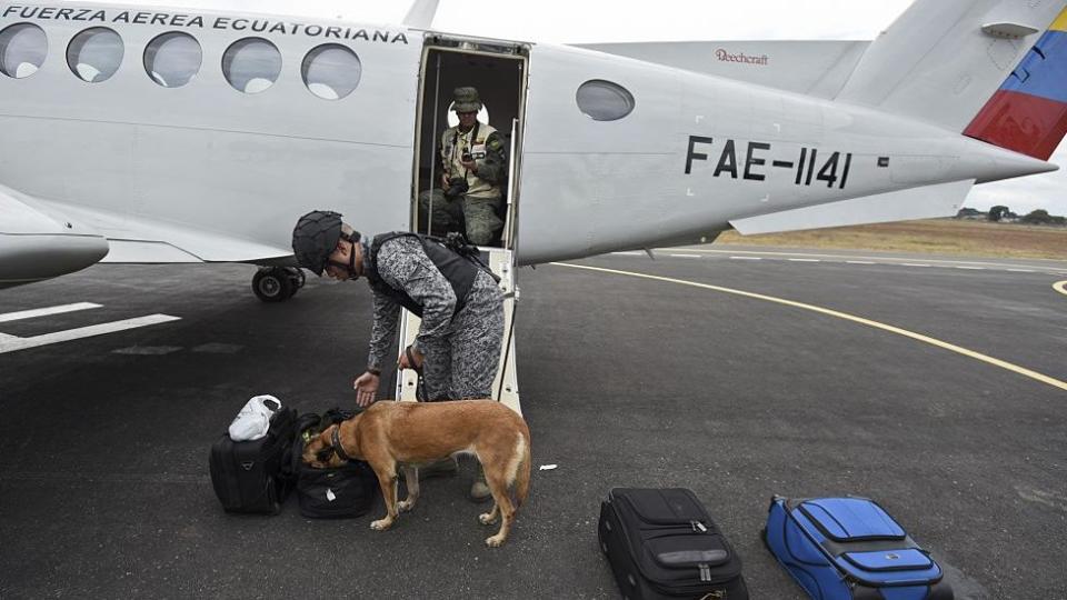 Requisa en un avi[on de la Fuerza Aérea Ecuatoriana