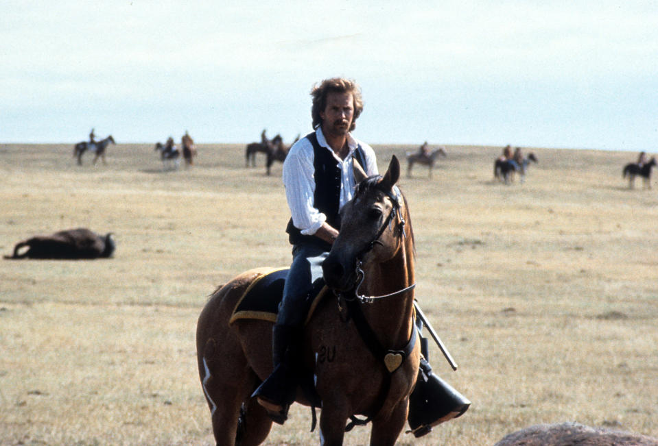 Kevin Costner montando a caballo en una llanura abierta en una escena de la película 'Danza con lobos', 1990. (Foto de Tig Productions/Getty Images)