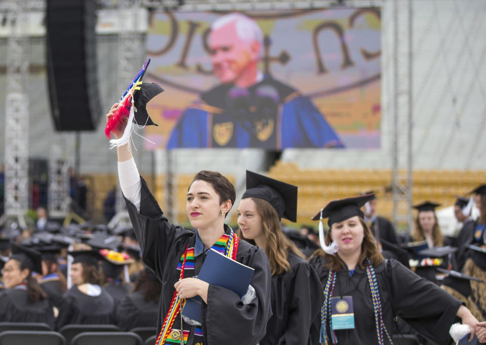 Mit Regenbogenfahnen kehren liberale Studentinnen Mike Pence den Rücken. (Bild: AP Photo)