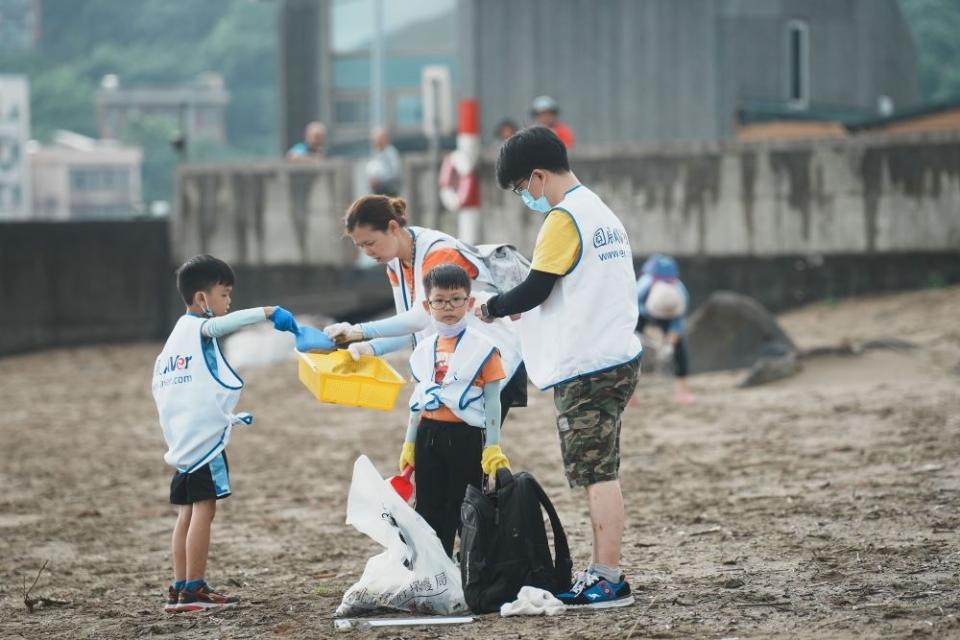 《圖說》小朋友也與家長一起動手淨灘為守護海洋環境盡一份心力。〈環保局提供〉