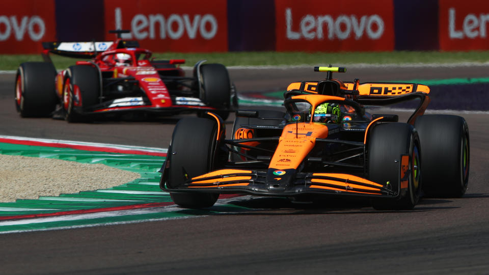 Lando Norris  (4) de McLaren, y Charles Leclerc (16) de Ferrari, han podido mantenerle el ritmo por momentos a Max Verstappen, algo que no habñia sucedido en las más recientes temporadas. (Foto: Joe Portlock - Formula 1/Formula 1 via Getty Images)