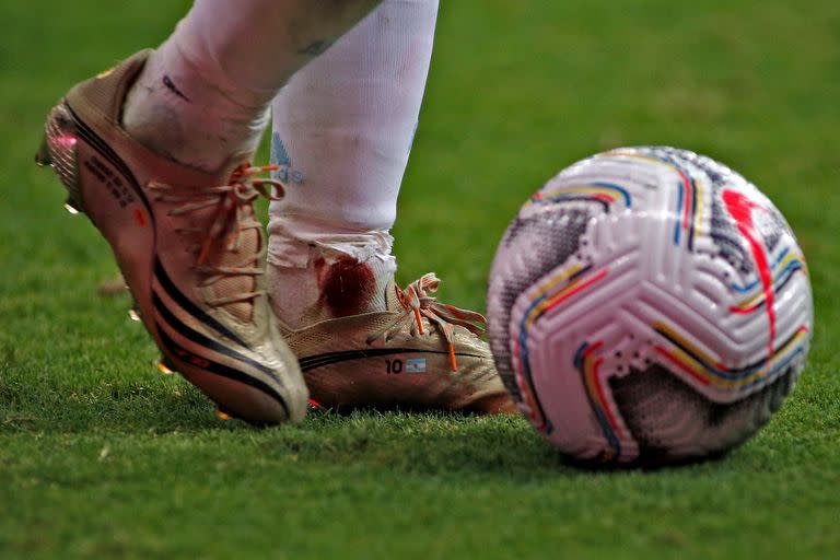 Sangre en el tobillo de Lionel Messi durante el partido que disputan Argentina y Colombia por la Copa América 2021