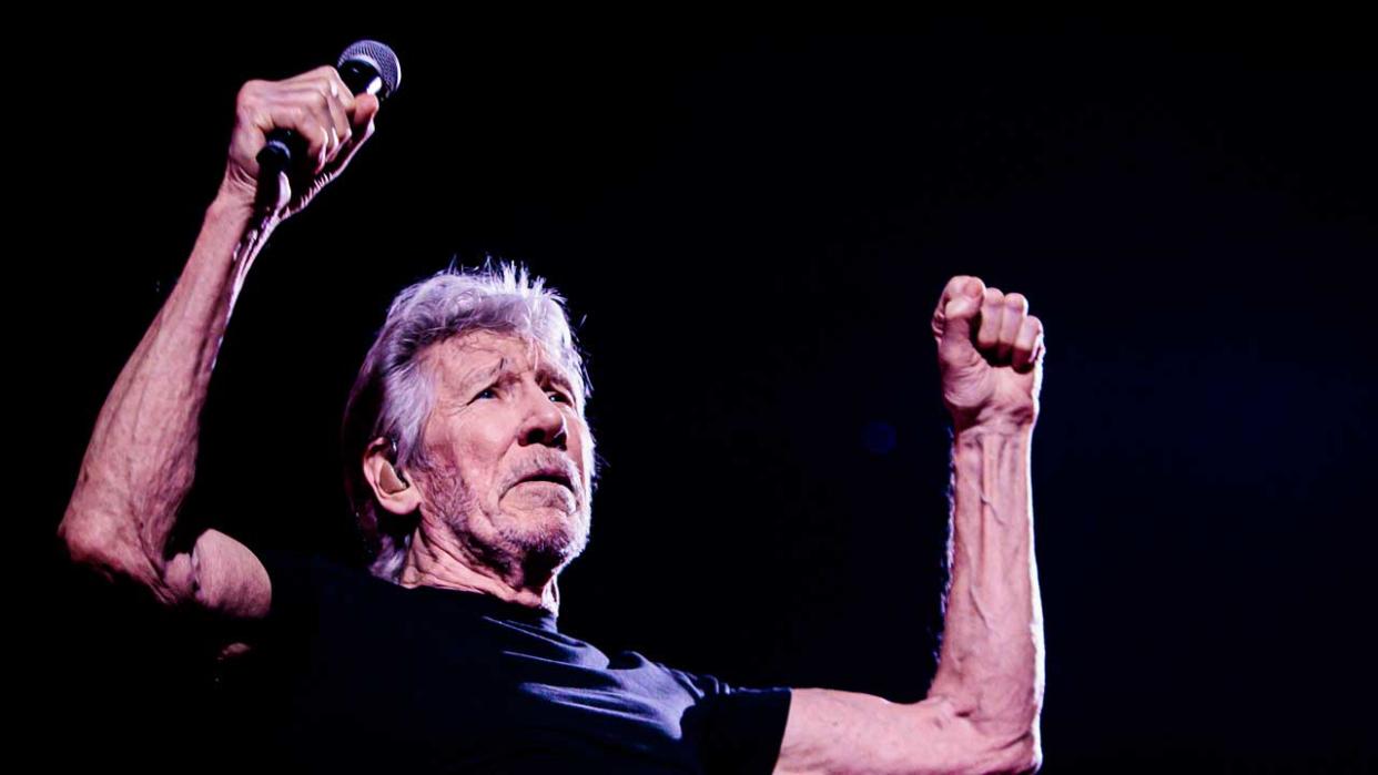  Roger Waters onstage 