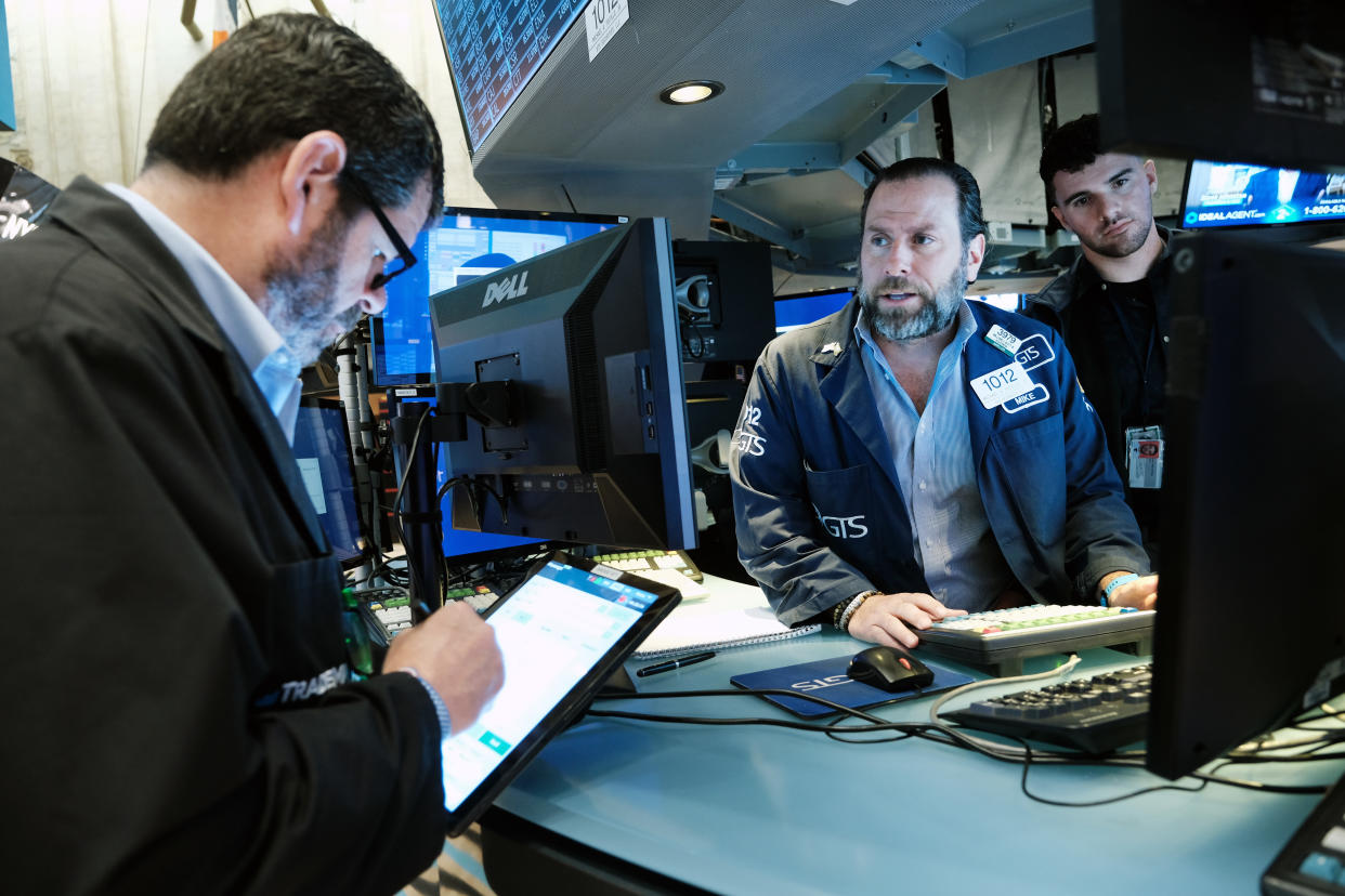 NEW YORK, NEW YORK - JUNE 03: Traders work on the floor of the New York Stock Exchange (NYSE) at the start of the trading day on June 03, 2022 in New York City. A new jobs report released by the Labor Department this morning shows employers added 390,000 jobs in May. Stocks pointed lower ahead of the opening bell on Friday, putting indexes back into the red for the week.  (Photo by Spencer Platt/Getty Images)