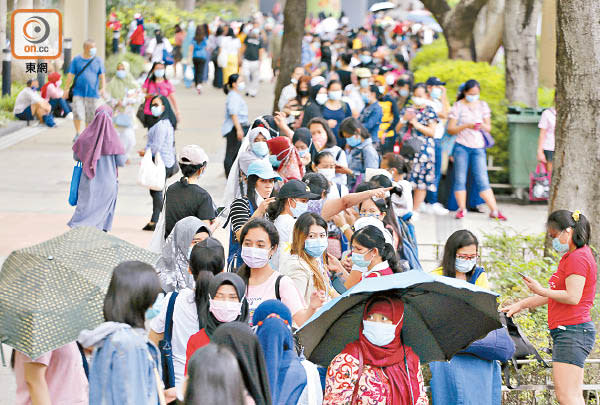 銅鑼灣維多利亞公園的流動檢測站昨有超過300人在酷熱天氣下等待檢測。（陳德賢攝）