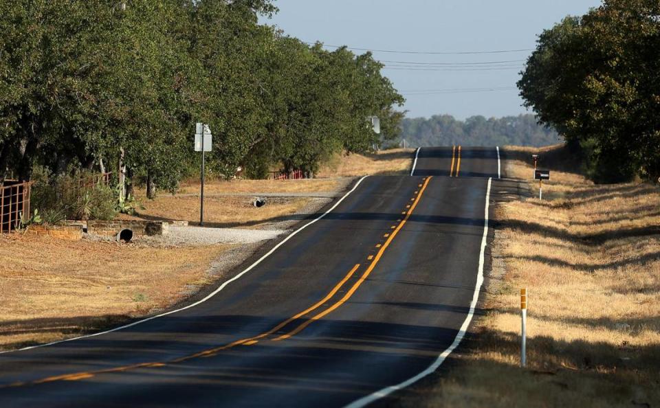 Brown grass lines Farm to Market Road 4 in Santo on Friday, September 1, 2023. Amanda McCoy/amccoy@star-telegram.com