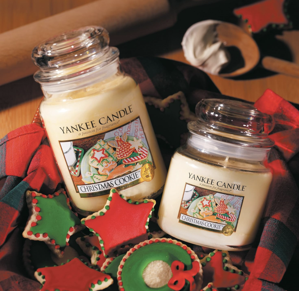 Diese Kerze von Yankee Candle richt nach butterweichen Weihnachtskekse mit süßem Vanillearoma. (Bild: Amazon)