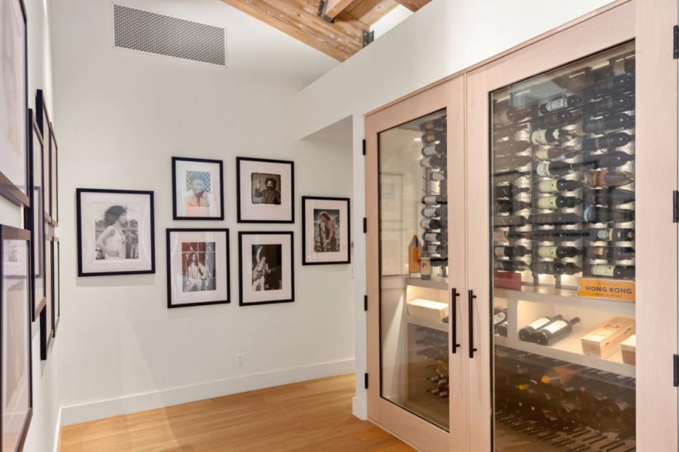 No sabemos si a la intérprete de 'Complicated' y 'Sk8er Boy' le gusta el vino, pero su nuevo hogar incluye una moderna bodega con un sistema de control de temperatura. (Foto: TheMLS / <a href="https://www.redfin.com/CA/Malibu/6453-Guernsey-Ave-90265/home/6857988" rel="nofollow noopener" target="_blank" data-ylk="slk:Redfin;elm:context_link;itc:0;sec:content-canvas" class="link ">Redfin</a>)