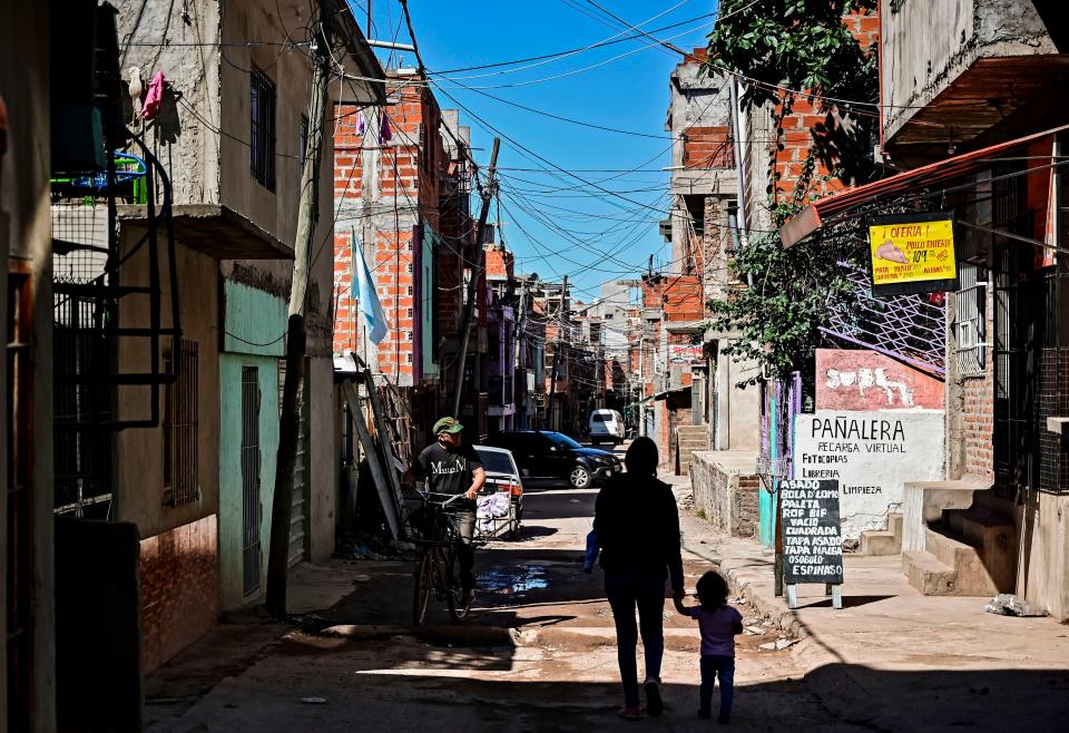 <p>La ley, que entró en vigor el viernes, se aplicará a unas 12,000 personas en el país</p> (Ronaldo Schemidt/AFP via Getty Images)