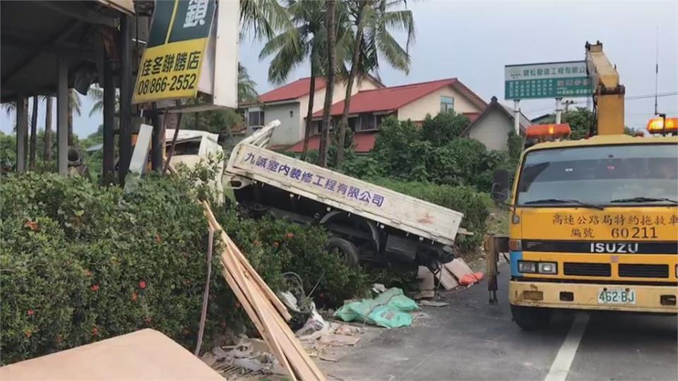 酒駕又超車失控！　小貨車撞電桿　再衝進維修廠