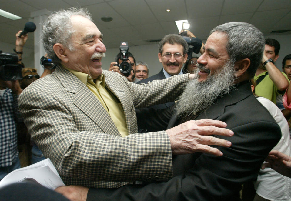 Gabriel García Márquez recibe al vocero del ELN Francisco Galán el 16 de diciembre del 2005 en La Habana, antes de una reunión entre delegados de esa organización guerrillera y del gobierno colombiano. García Márquez murió el jueves 17 de abril de 2014 en su casa en la Ciudad de México. (Foto AP/Jorge Rey, Archivo)