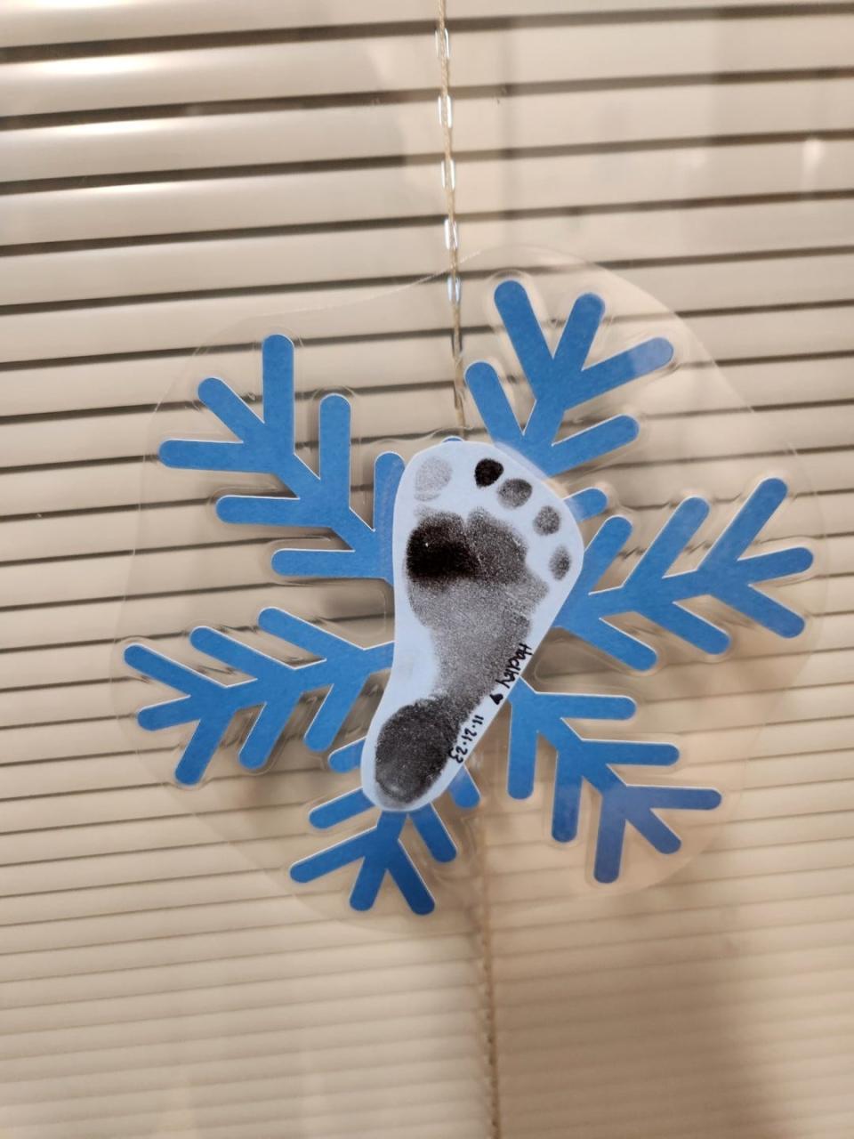 The Aurora Medical Center NICU team made a snowflake decoration with Hadley's footprint.