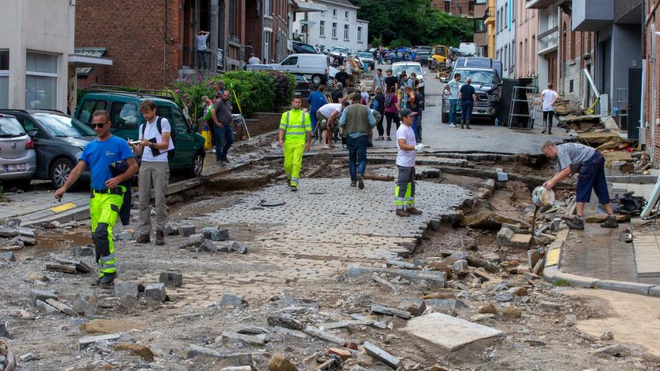 Trümmer liegen auf der zerstörte Straße Rue Andre Sodar in der Nähe eines Bahnübergangs im Stadtzentrum von Dinant.