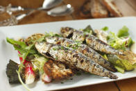<p>Manger des sardines vous rappellera forcément les mois plus chauds. Vous pouvez les déguster en mars, que vous le croyiez ou non ! Elles sont faciles à préparer et vraiment saines, une bonne option à savourer avant l’arrivée du printemps. [Photo : Getty] </p>